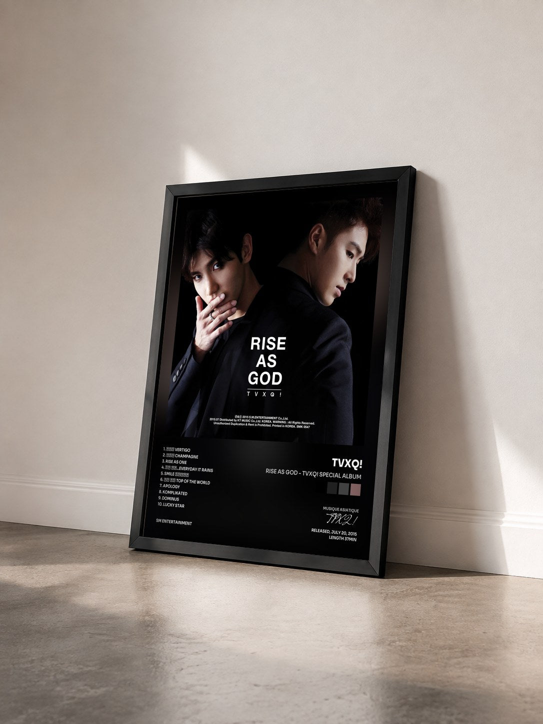 #noir Tableau de l'album Rise As God - TVXQ! Special Album de TVXQ! vu de trois quarts, cadre noir