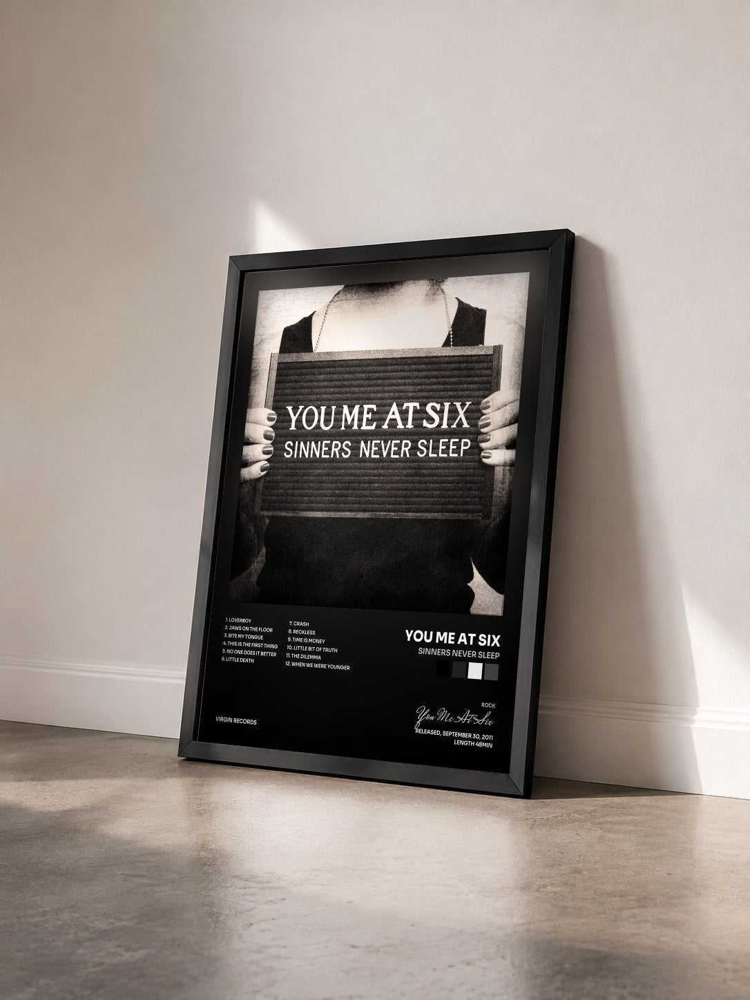 #noir Tableau de l'album Sinners Never Sleep de You Me At Six vu de trois quarts, cadre noir