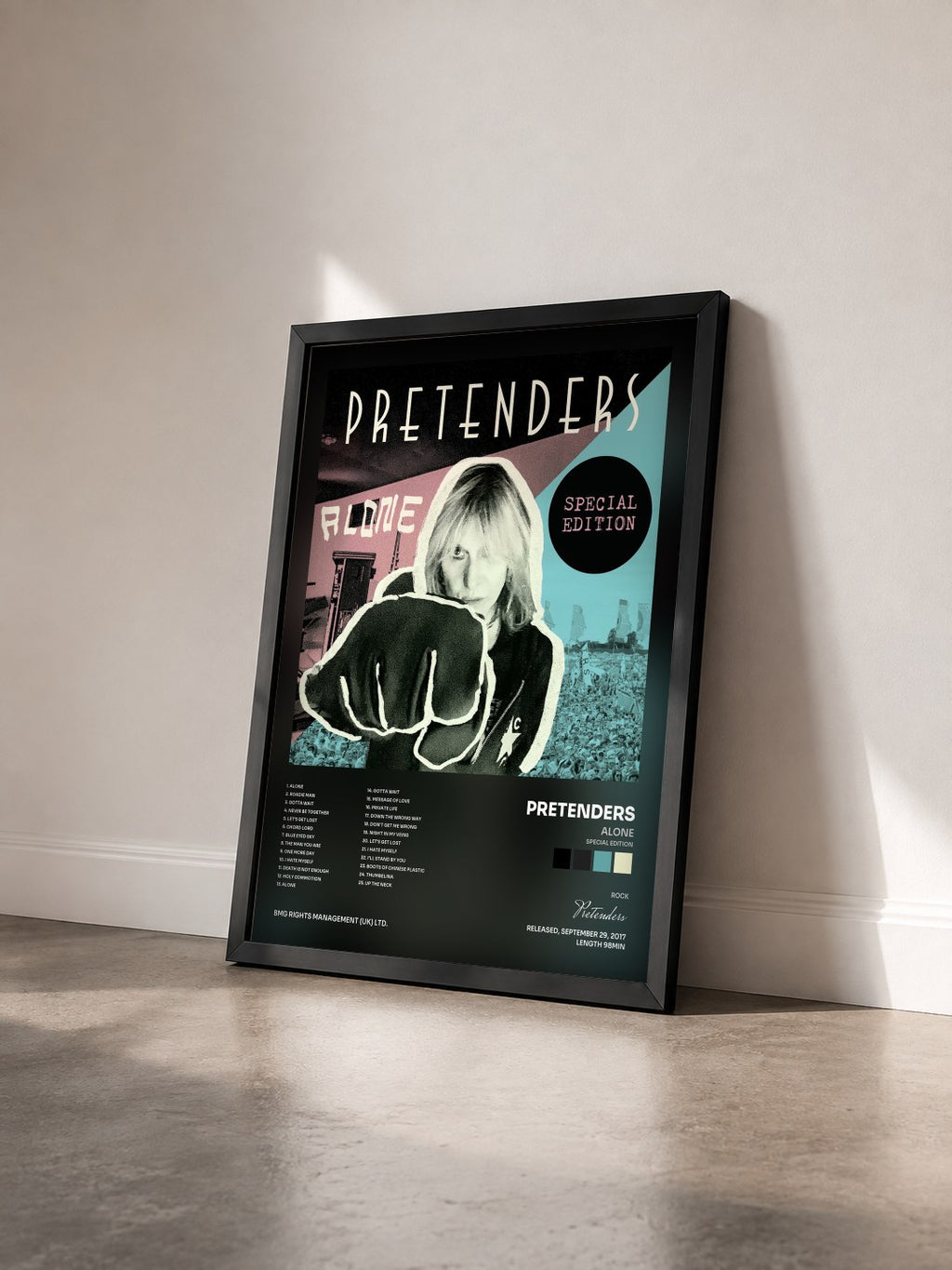 #noir Tableau de l'album Alone (Special Edition) de Pretenders vu de trois quarts, cadre noir