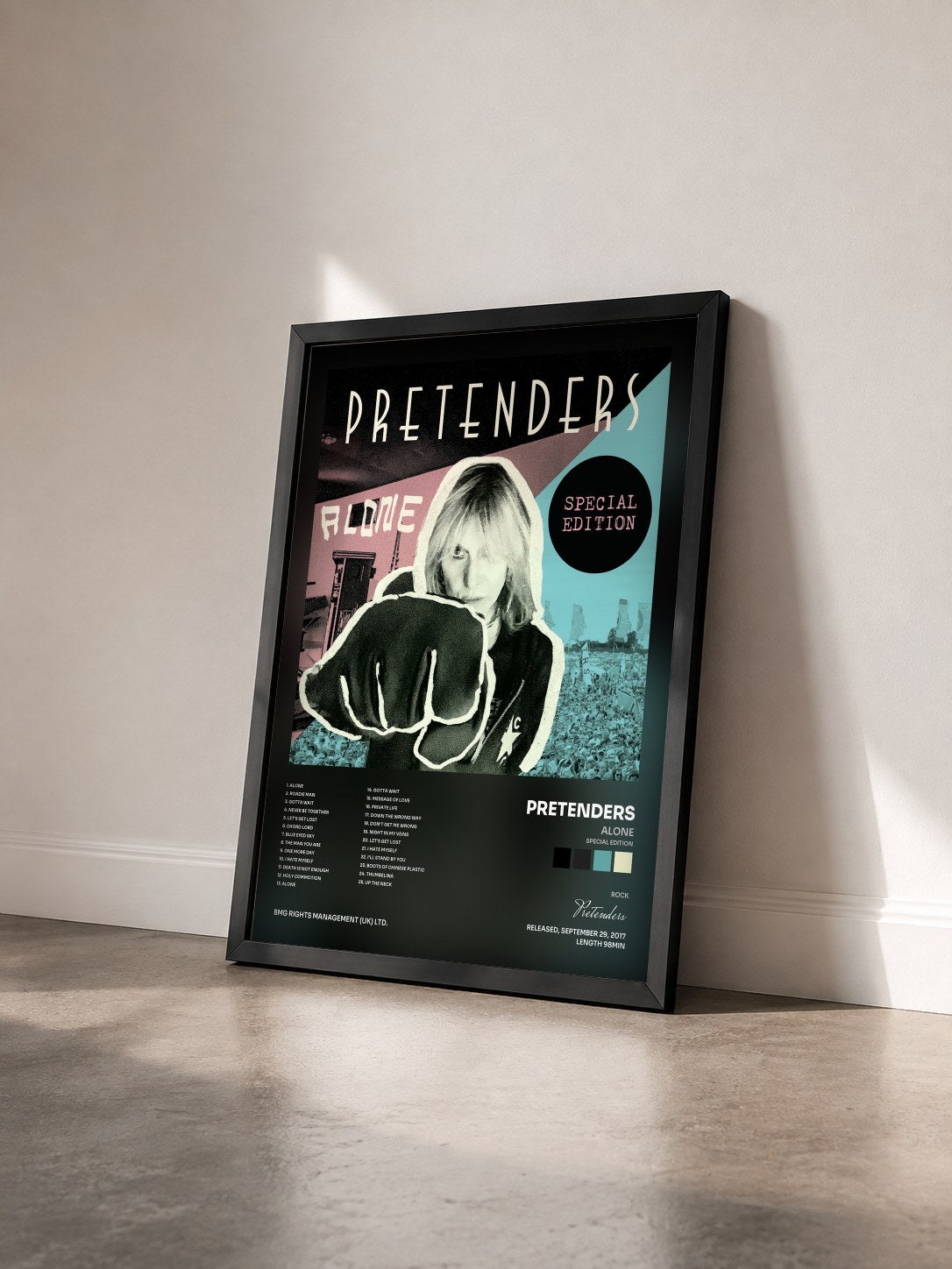 #noir Tableau de l'album Alone (Special Edition) de Pretenders vu de trois quarts, cadre noir