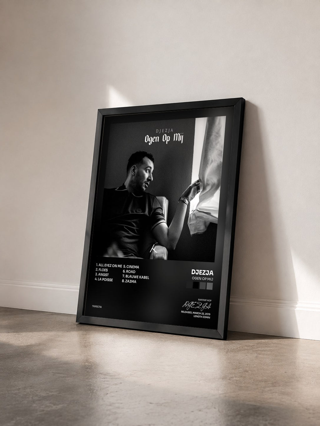 #noir Tableau de l'album Ogen Op Mij de DJEZJA vu de trois quarts, cadre noir
