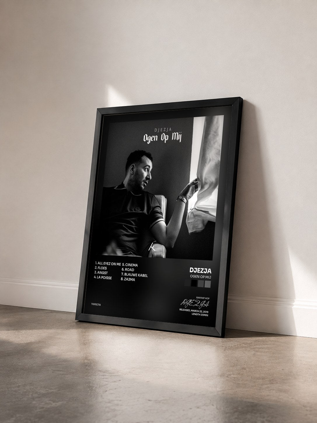 #noir Tableau de l'album Ogen Op Mij de DJEZJA vu de trois quarts, cadre noir