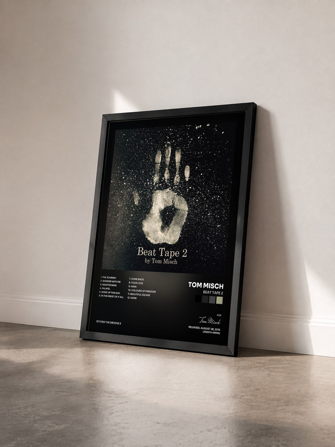 #noir Tableau de l'album Beat Tape 2 de Tom Misch vu de trois quarts, cadre noir