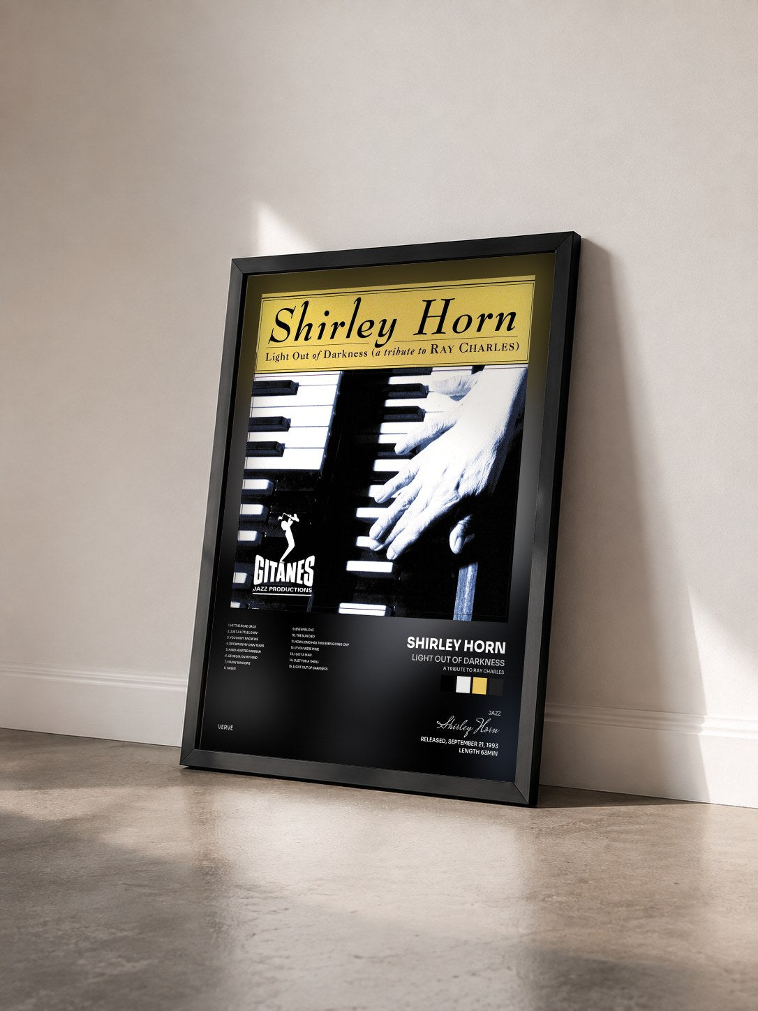 #noir Tableau de l'album Light Out Of Darkness (A Tribute To Ray Charles) de Shirley Horn vu de trois quarts, cadre noir