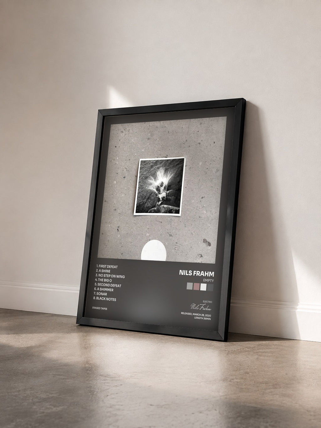#noir Tableau de l'album Empty de Nils Frahm vu de trois quarts, cadre noir