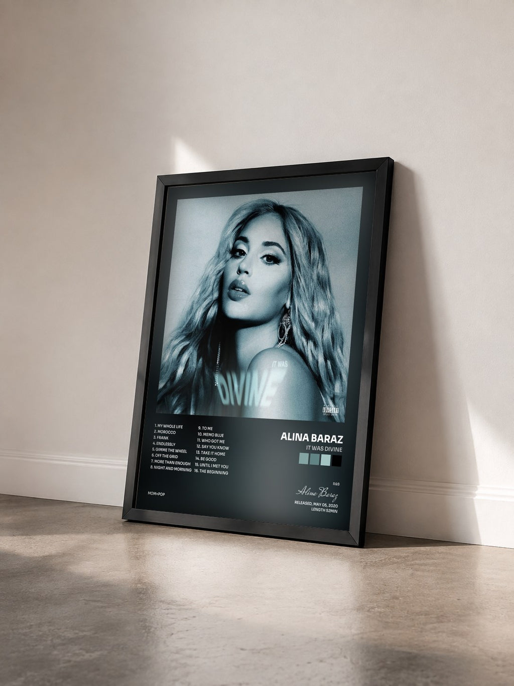 #noir Tableau de l'album It Was Divine de Alina Baraz vu de trois quarts, cadre noir