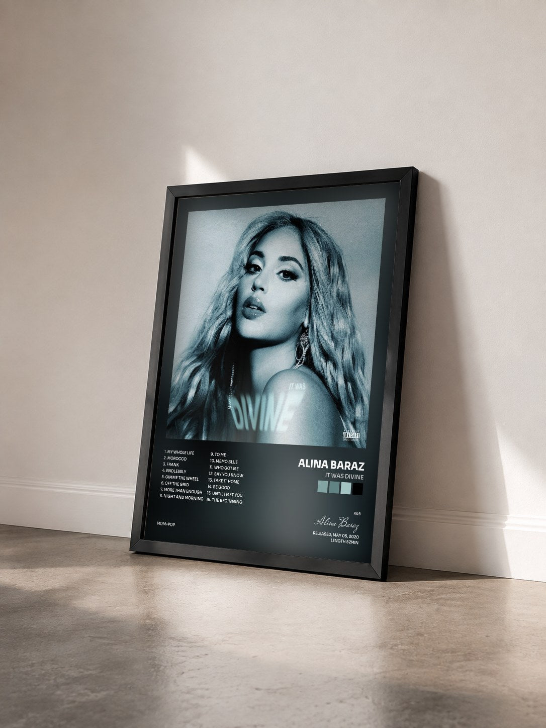 #noir Tableau de l'album It Was Divine de Alina Baraz vu de trois quarts, cadre noir
