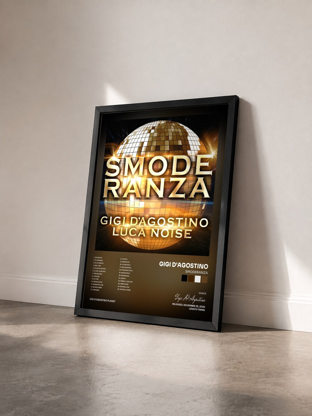 #noir Tableau de l'album Smoderanza de Gigi D'Agostino vu de trois quarts, cadre noir