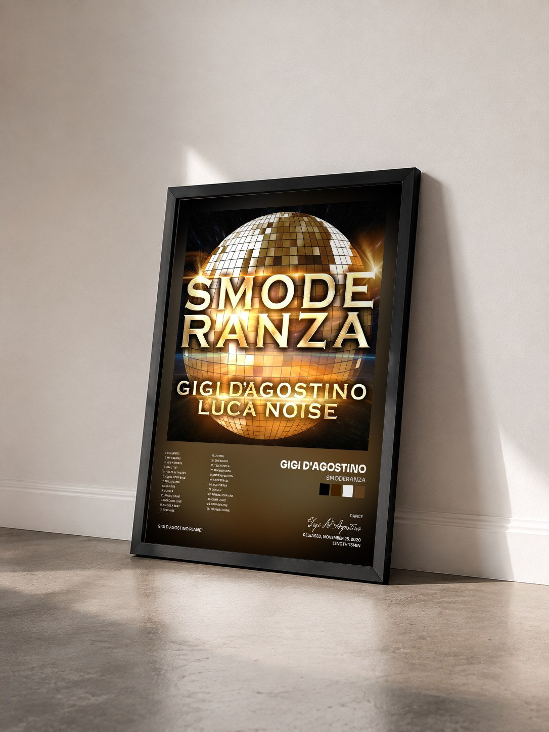 #noir Tableau de l'album Smoderanza de Gigi D'Agostino vu de trois quarts, cadre noir