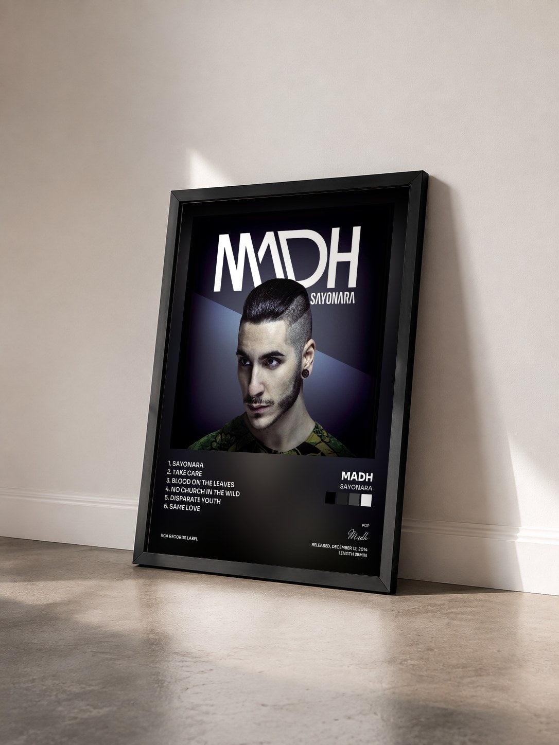 #noir Tableau de l'album Sayonara de Madh vu de trois quarts, cadre noir