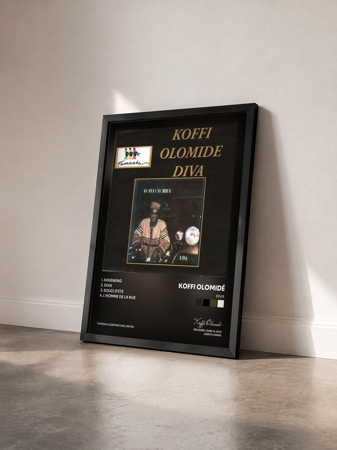 #noir Tableau de l'album Diva de Koffi Olomidé vu de trois quarts, cadre noir