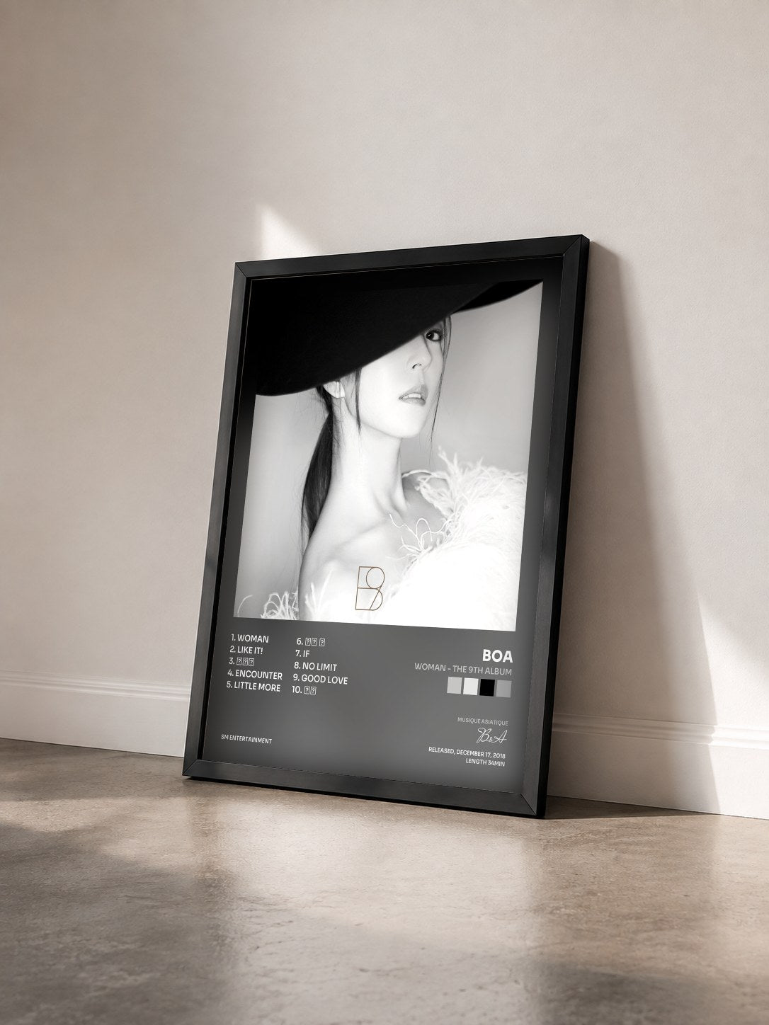 #noir Tableau de l'album WOMAN - The 9th Album de BoA vu de trois quarts, cadre noir