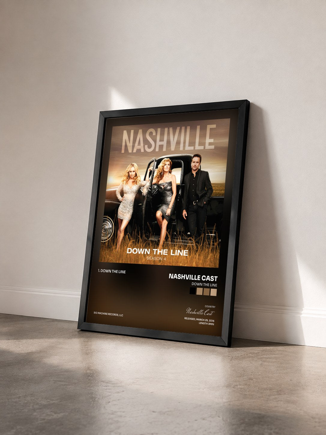 #noir Tableau de l'album Down The Line de Nashville Cast vu de trois quarts, cadre noir