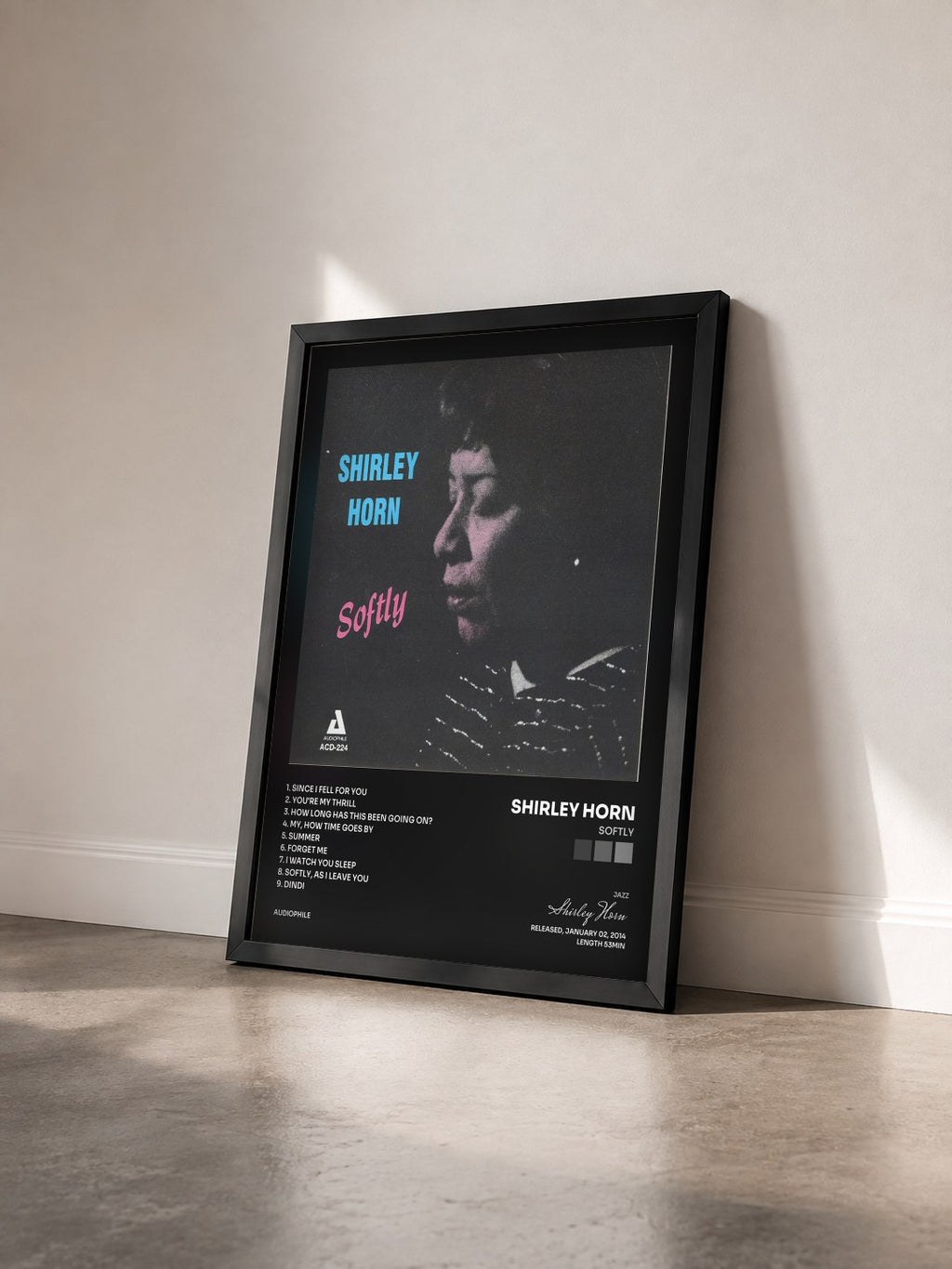 #noir Tableau de l'album Softly de Shirley Horn vu de trois quarts, cadre noir