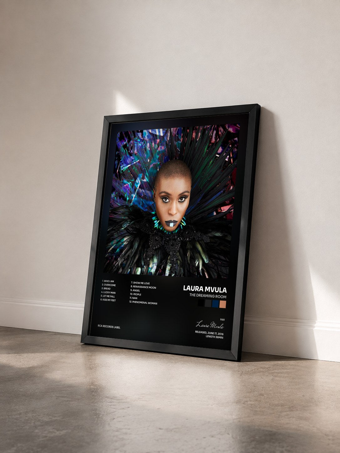 #noir Tableau de l'album The Dreaming Room de Laura Mvula vu de trois quarts, cadre noir