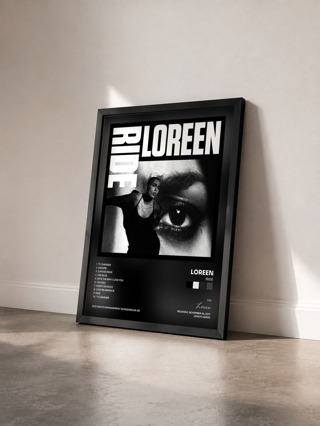 #noir Tableau de l'album Ride de Loreen vu de trois quarts, cadre noir