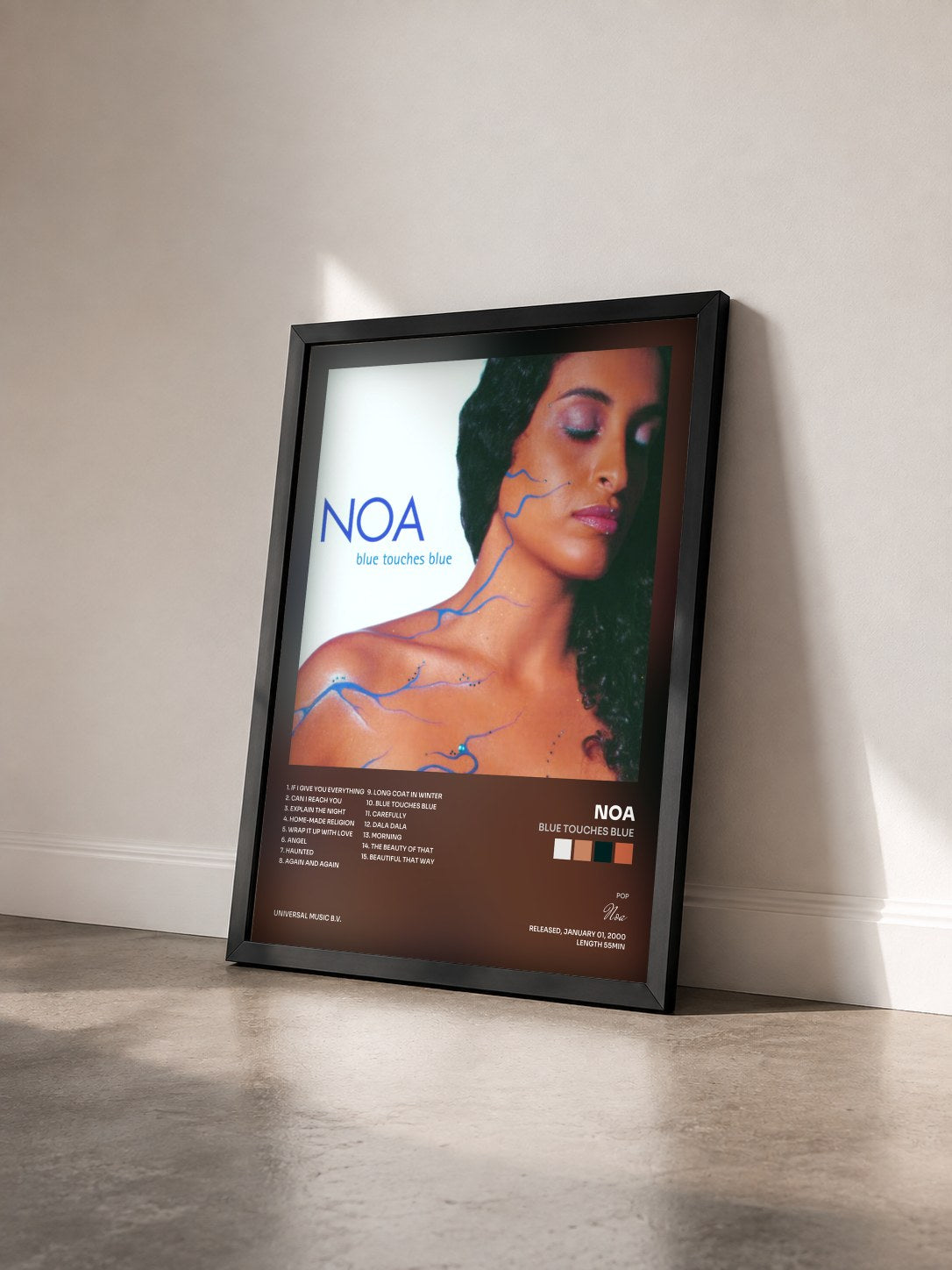 #noir Tableau de l'album Blue Touches Blue de Noa vu de trois quarts, cadre noir