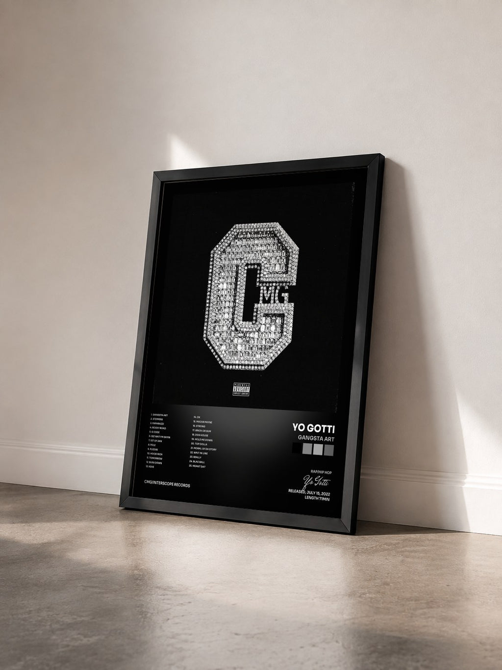 #noir Tableau de l'album Gangsta Art de Yo Gotti vu de trois quarts, cadre noir