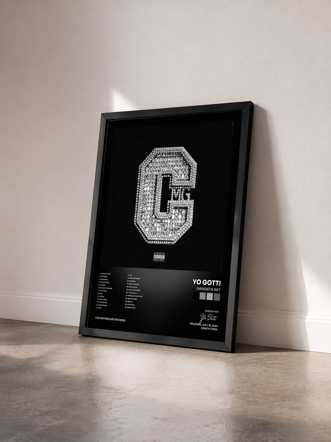 #noir Tableau de l'album Gangsta Art de Yo Gotti vu de trois quarts, cadre noir