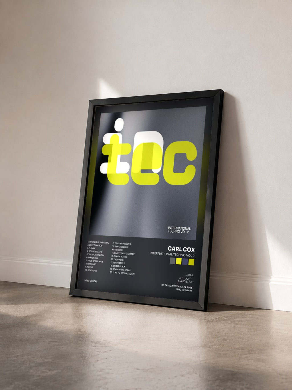 #noir Tableau de l'album International Techno Vol 2 de Carl Cox vu de trois quarts, cadre noir