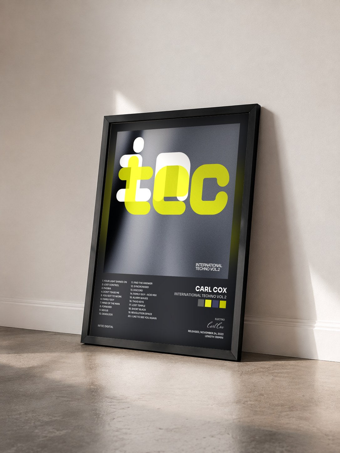#noir Tableau de l'album International Techno Vol 2 de Carl Cox vu de trois quarts, cadre noir