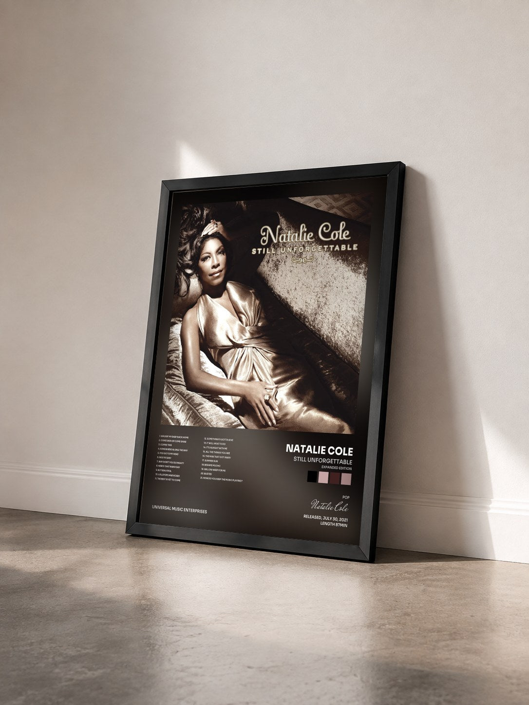 #noir Tableau de l'album Still Unforgettable (Expanded Edition) de Natalie Cole vu de trois quarts, cadre noir