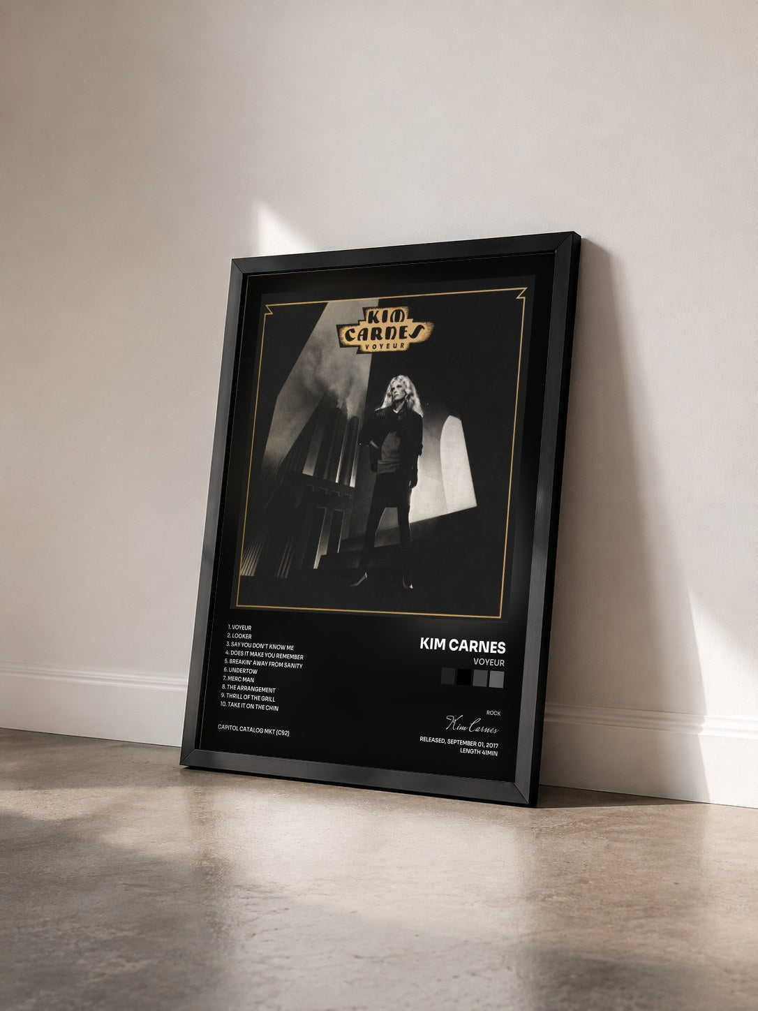 #noir Tableau de l'album Voyeur de Kim Carnes vu de trois quarts, cadre noir