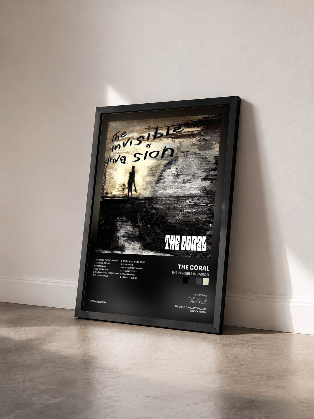 #noir Tableau de l'album The Invisible Invasion de The Coral vu de trois quarts, cadre noir