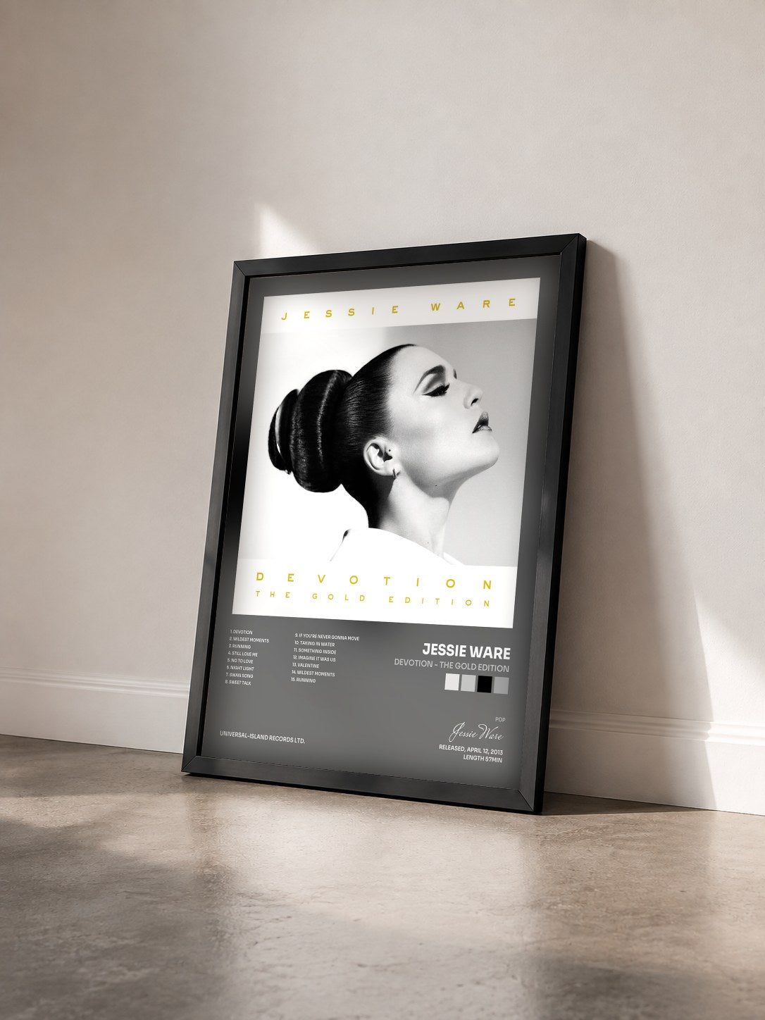 #noir Tableau de l'album Devotion - The Gold Edition de Jessie Ware vu de trois quarts, cadre noir