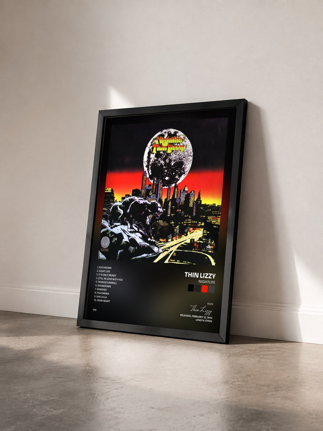 #noir Tableau de l'album Nightlife de Thin Lizzy vu de trois quarts, cadre noir