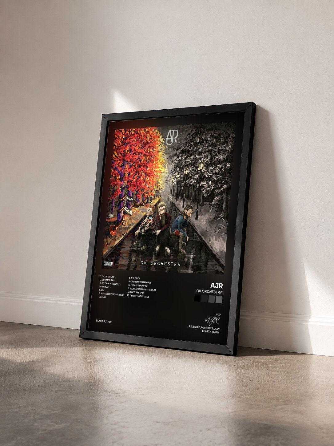 #noir Tableau de l'album OK ORCHESTRA de AJR vu de trois quarts, cadre noir