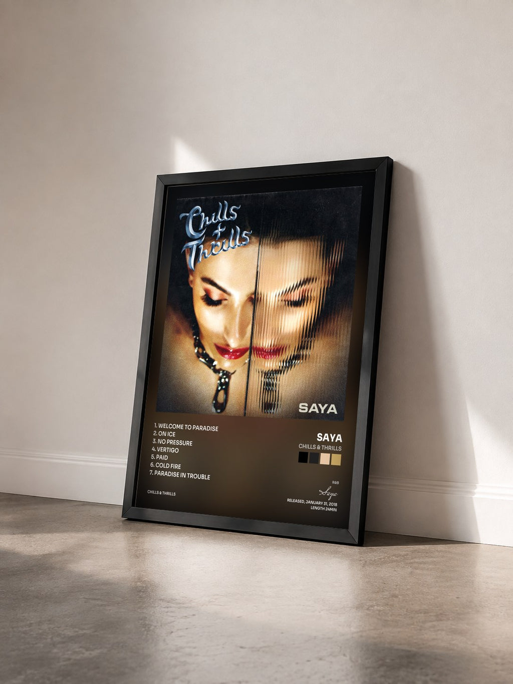 #noir Tableau de l'album Chills & Thrills de Saya vu de trois quarts, cadre noir