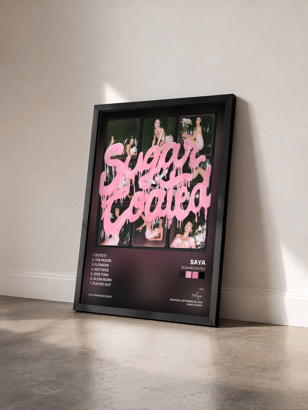 #noir Tableau de l'album Sugarcoated de Saya vu de trois quarts, cadre noir