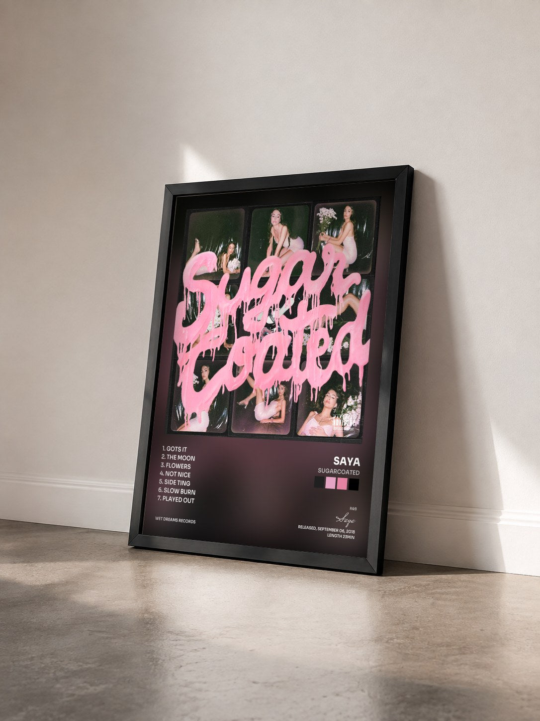 #noir Tableau de l'album Sugarcoated de Saya vu de trois quarts, cadre noir