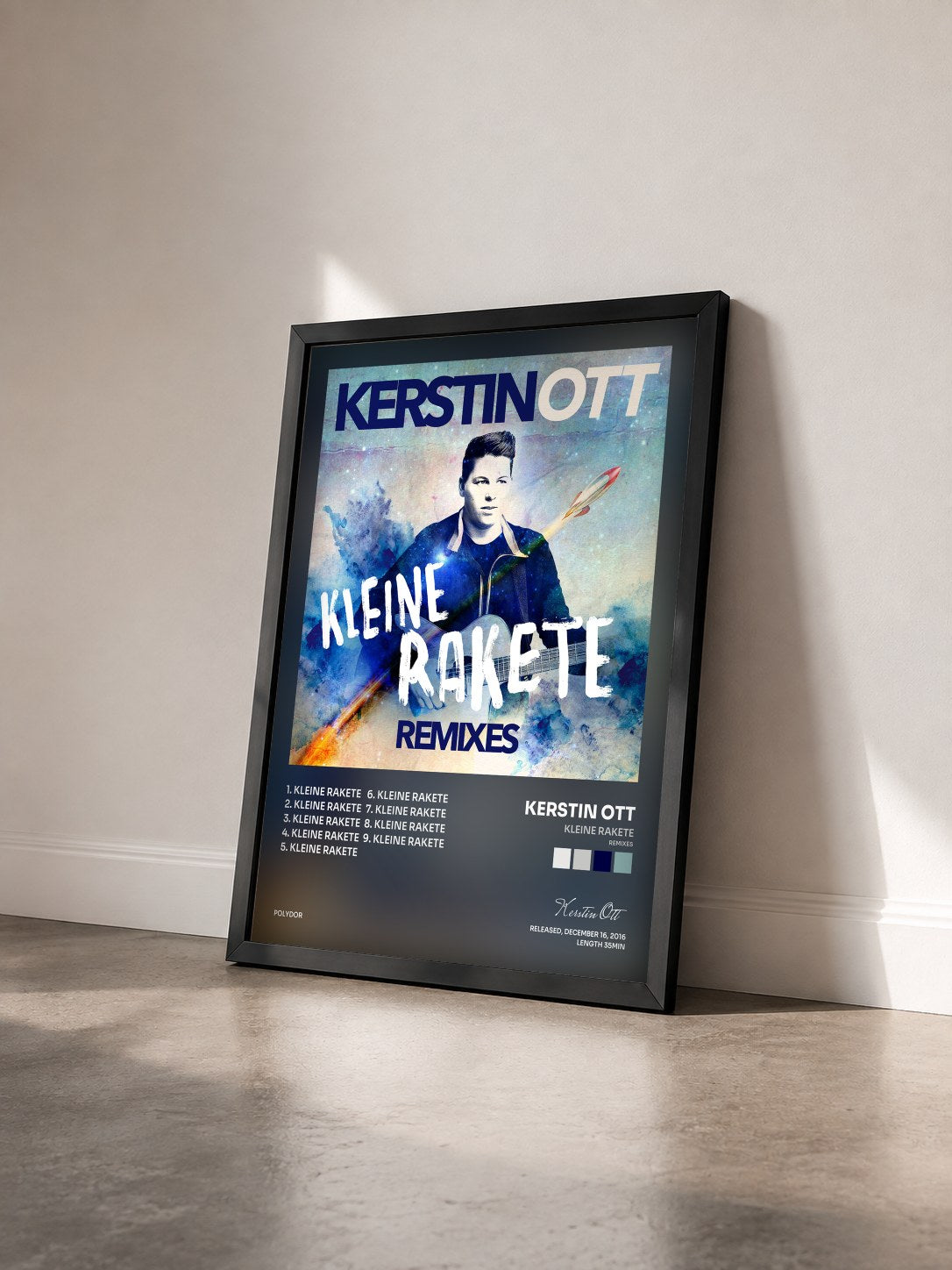 #noir Tableau de l'album Kleine Rakete (Remixes) de Kerstin Ott vu de trois quarts, cadre noir