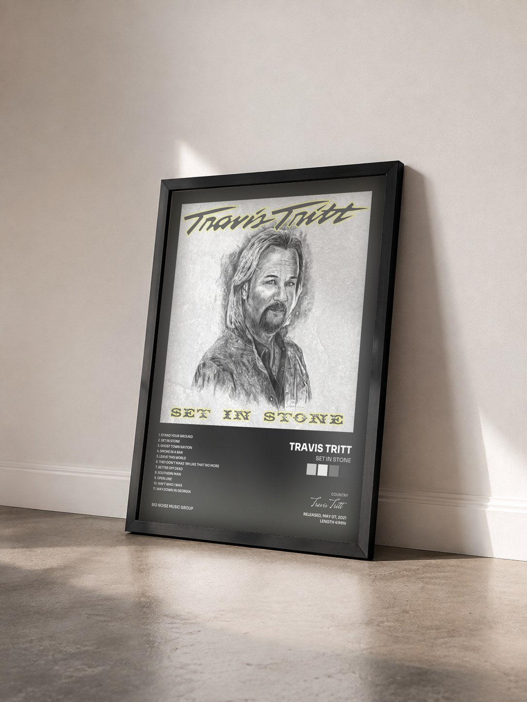 #noir Tableau de l'album Set In Stone de Travis Tritt vu de trois quarts, cadre noir