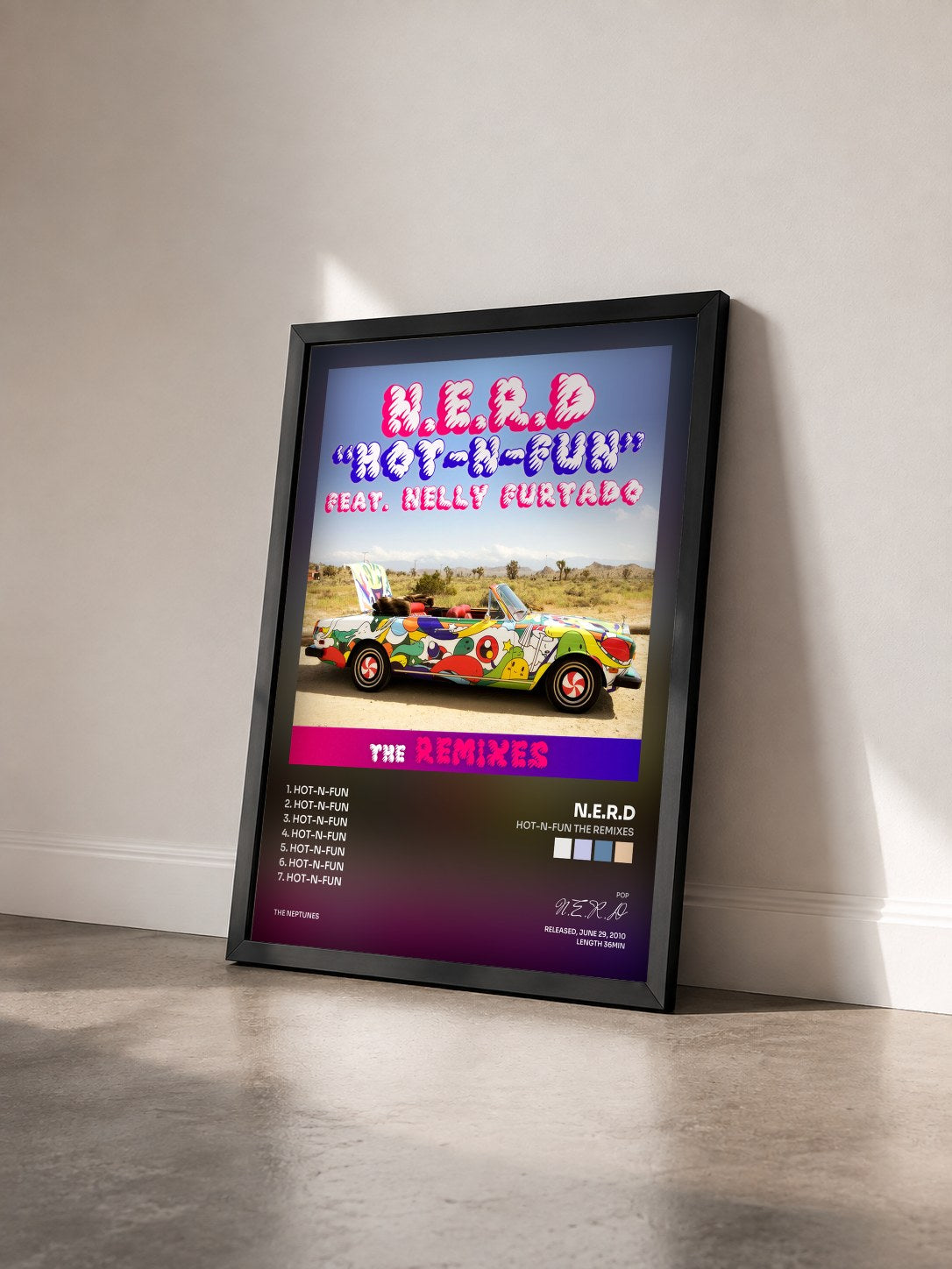 #noir Tableau de l'album Hot-n-Fun The Remixes de N.E.R.D vu de trois quarts, cadre noir