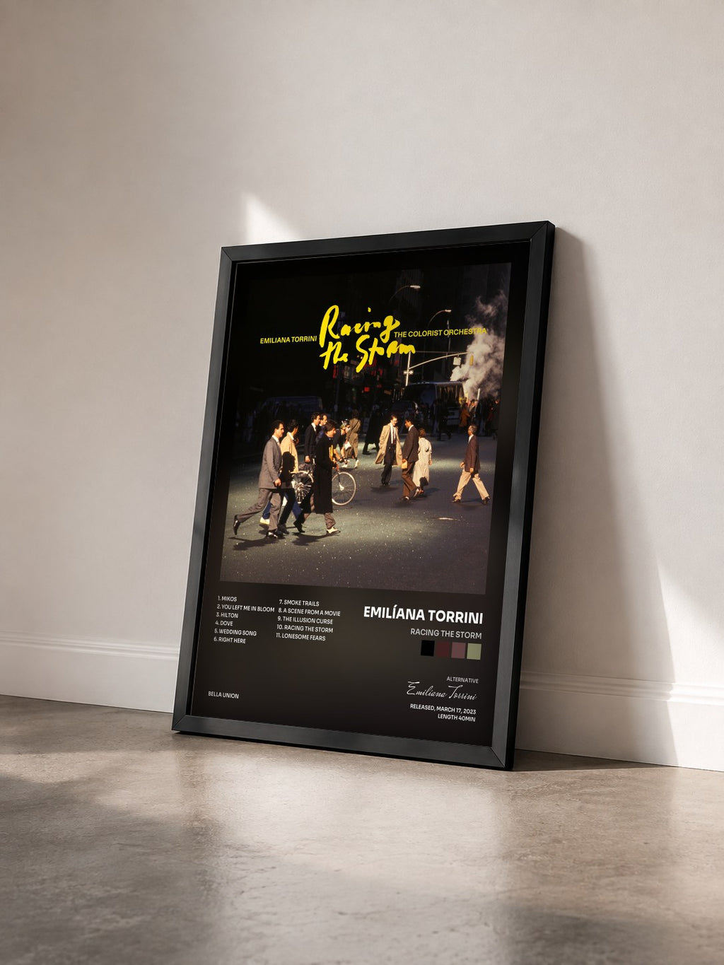 #noir Tableau de l'album Racing The Storm de Emilíana Torrini vu de trois quarts, cadre noir
