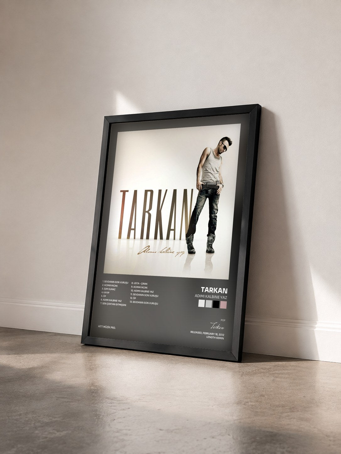 #noir Tableau de l'album Adımı Kalbine Yaz de Tarkan vu de trois quarts, cadre noir