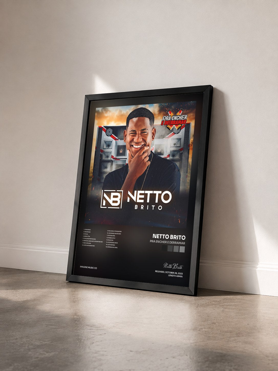 #noir Tableau de l'album Pra Encher e Derramar de Netto Brito vu de trois quarts, cadre noir