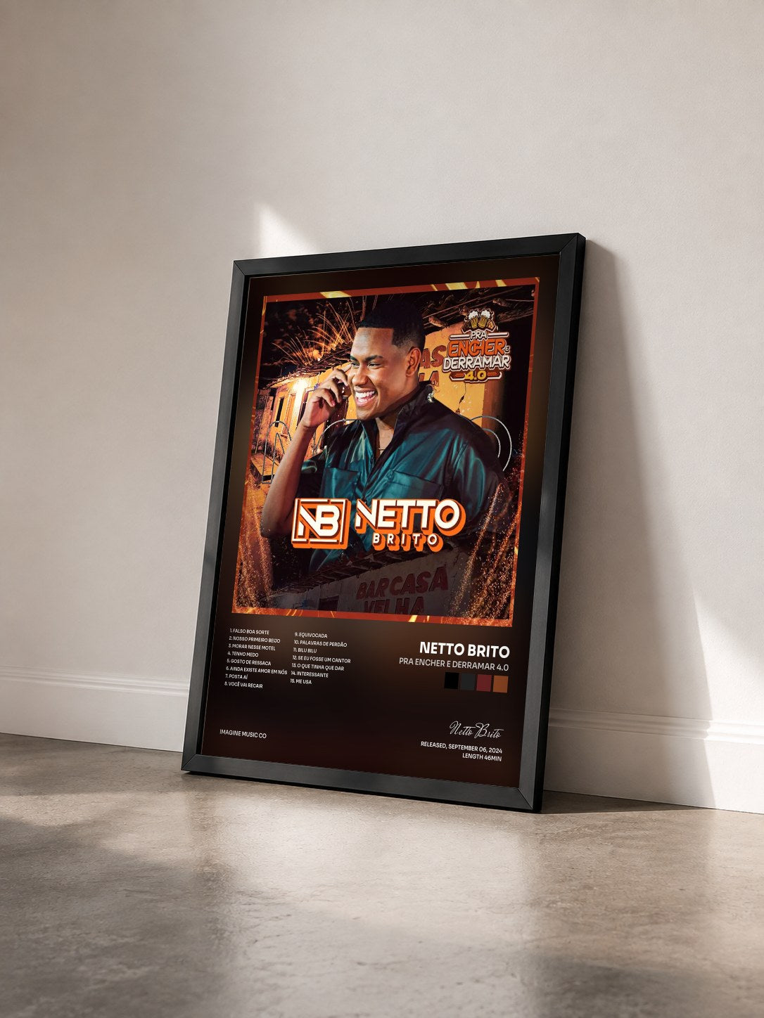 #noir Tableau de l'album Pra Encher e Derramar 4.0 de Netto Brito vu de trois quarts, cadre noir