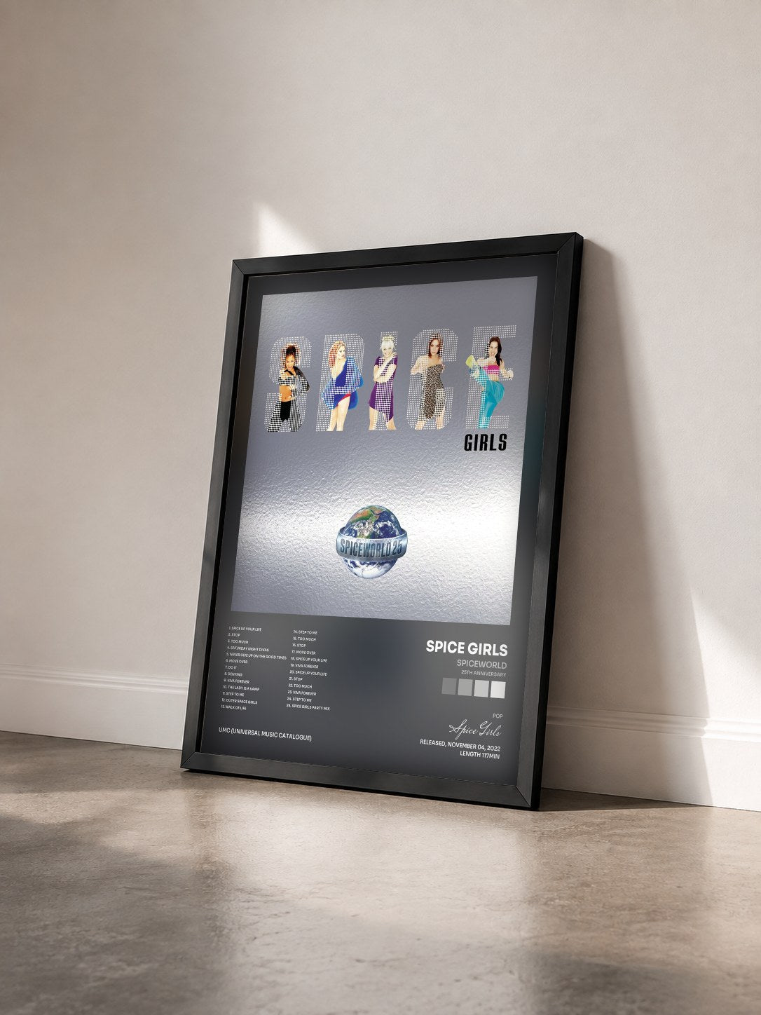 #noir Tableau de l'album Spiceworld (25th Anniversary) de Spice Girls vu de trois quarts, cadre noir