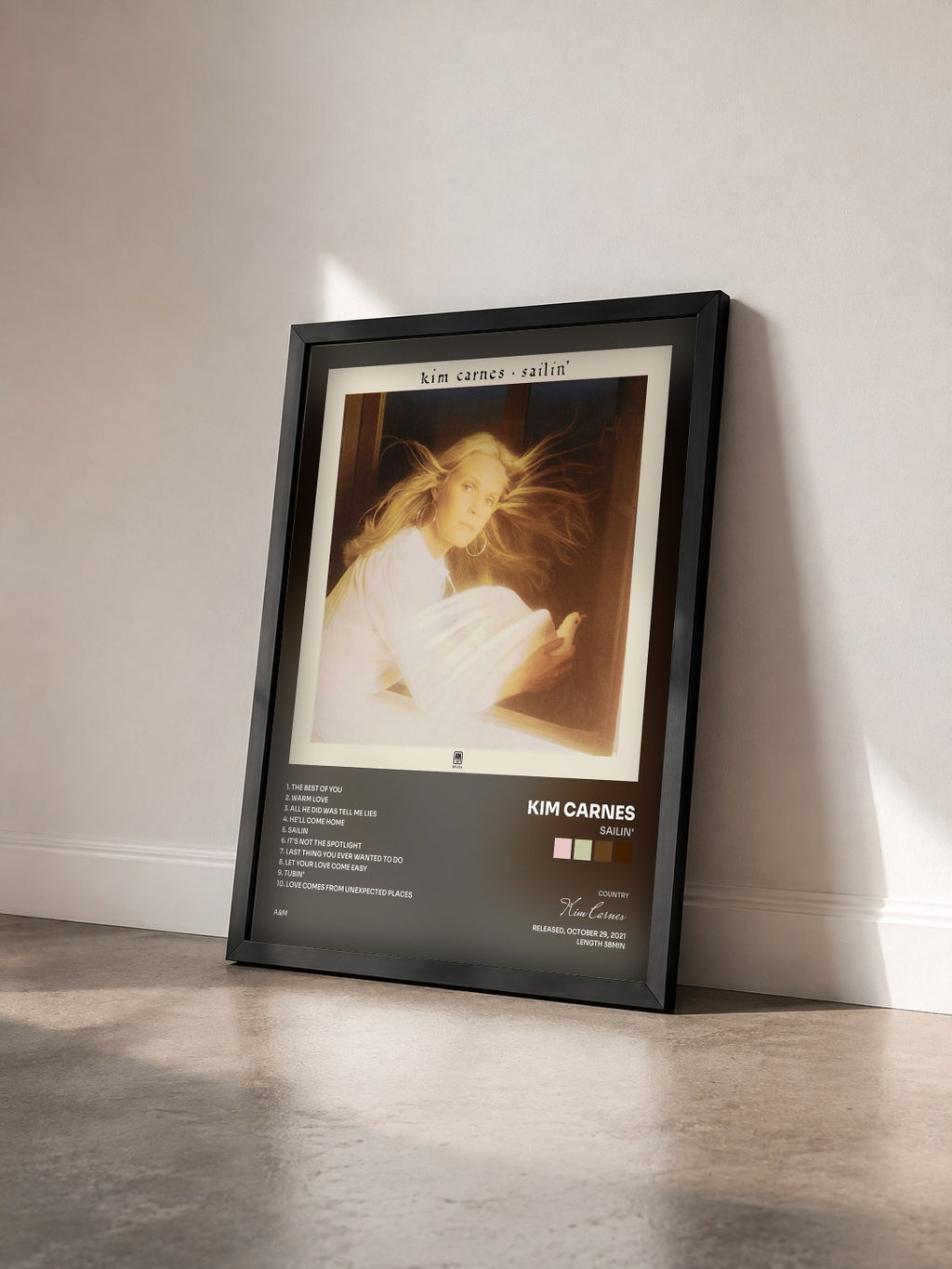 #noir Tableau de l'album Sailin' de Kim Carnes vu de trois quarts, cadre noir