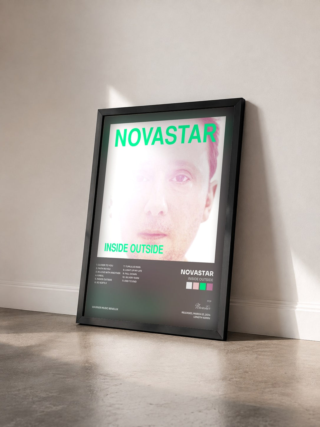 #noir Tableau de l'album Inside Outside de Novastar vu de trois quarts, cadre noir