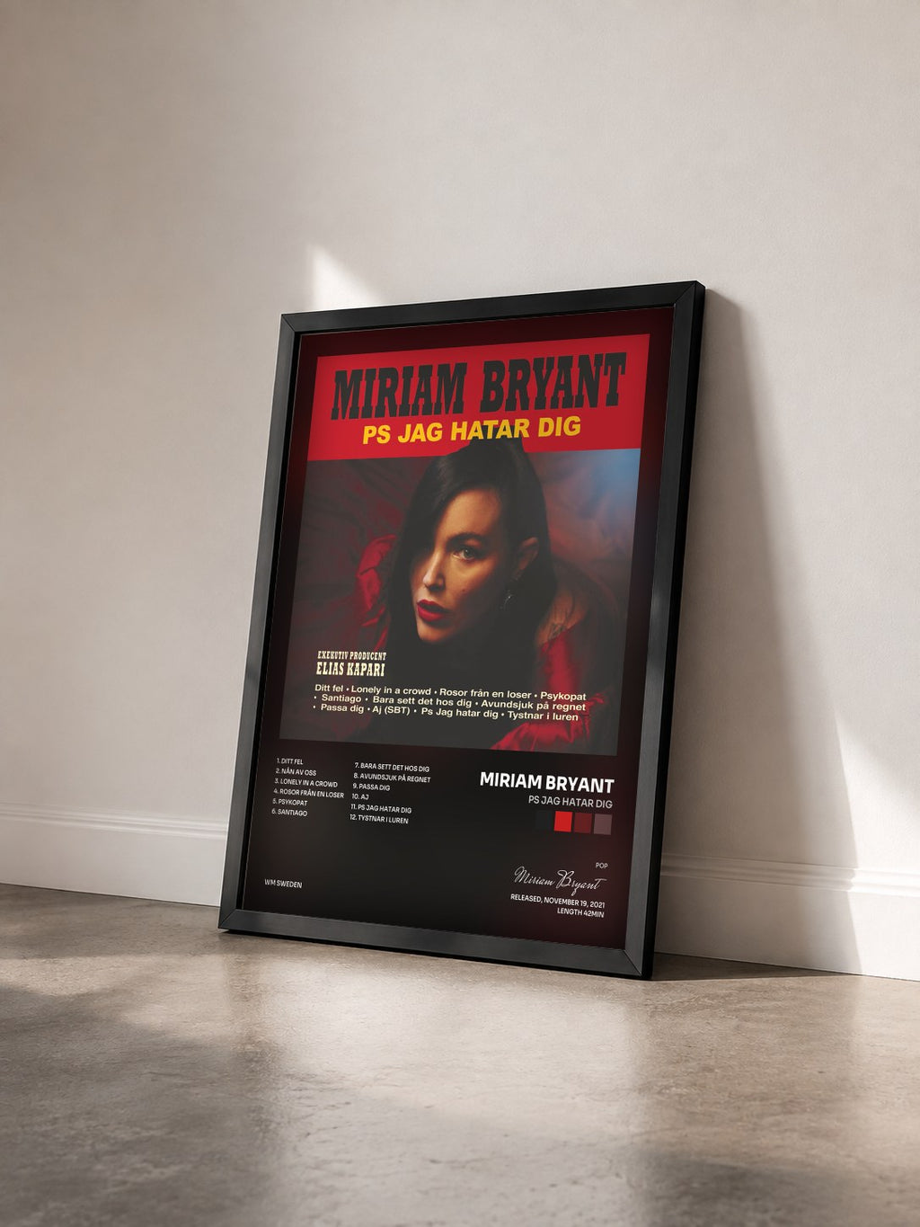 #noir Tableau de l'album PS jag hatar dig de Miriam Bryant vu de trois quarts, cadre noir