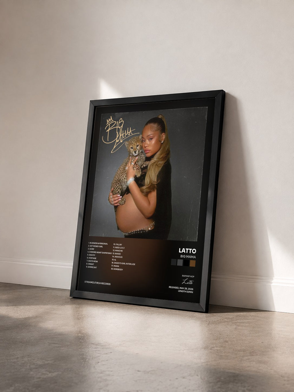 #noir Tableau de l'album Big Mama de Latto vu de trois quarts, cadre noir