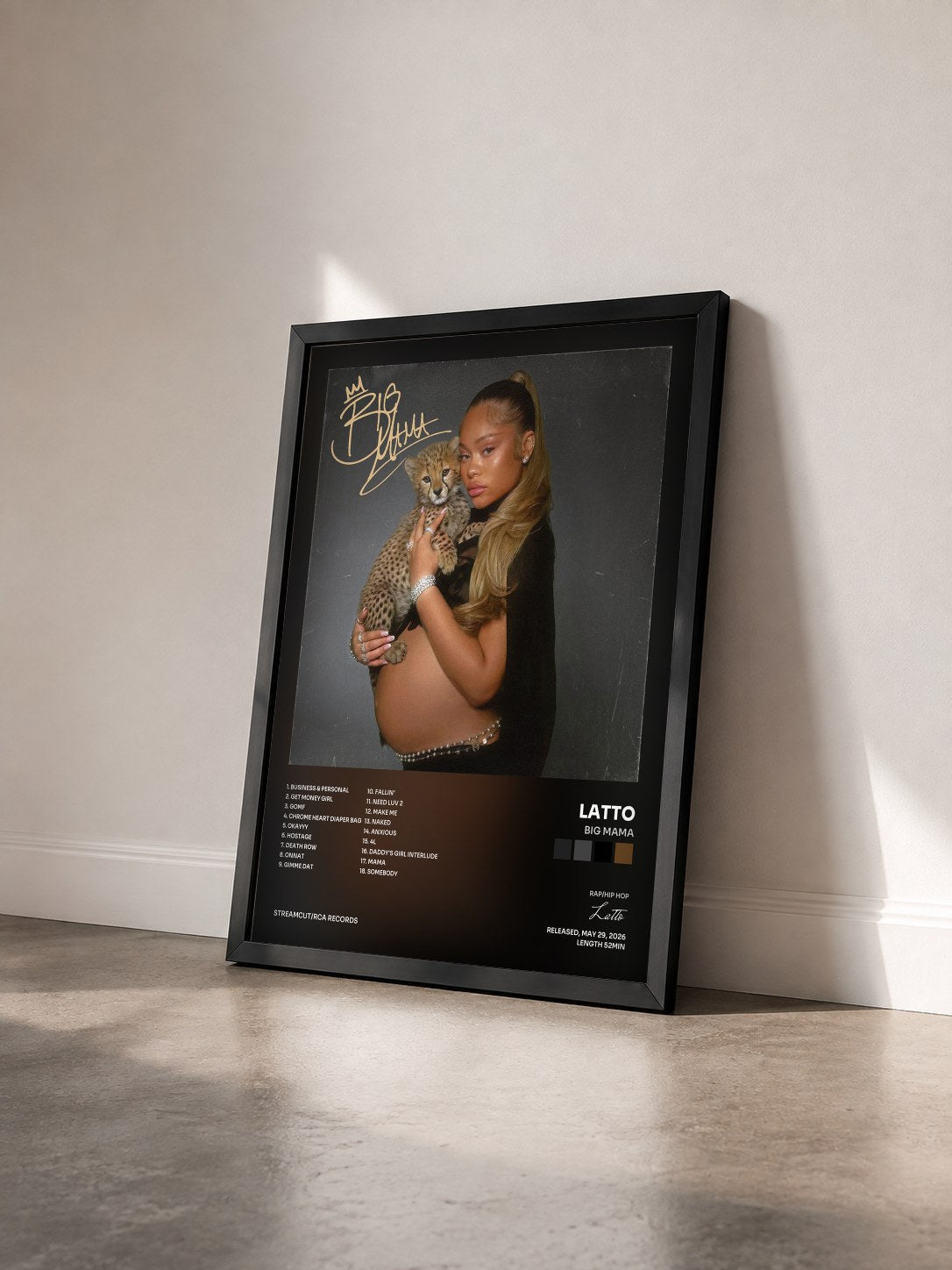 #noir Tableau de l'album Big Mama de Latto vu de trois quarts, cadre noir