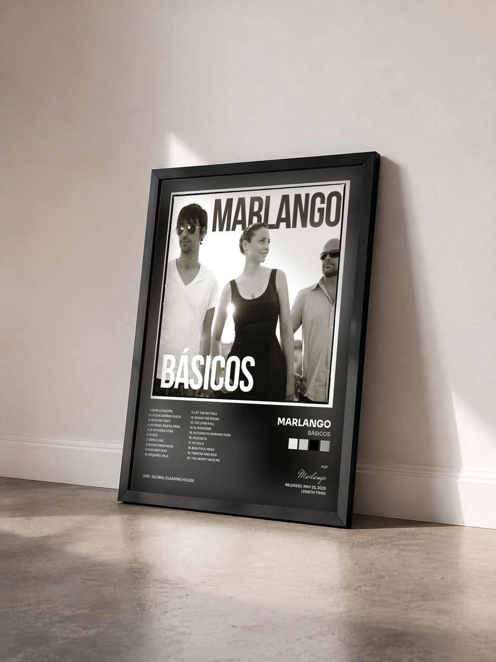 #noir Tableau de l'album Básicos de Marlango vu de trois quarts, cadre noir