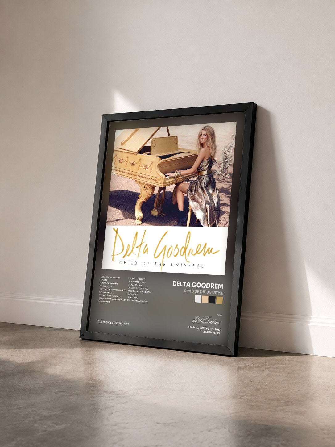#noir Tableau de l'album Child of the Universe de Delta Goodrem vu de trois quarts, cadre noir
