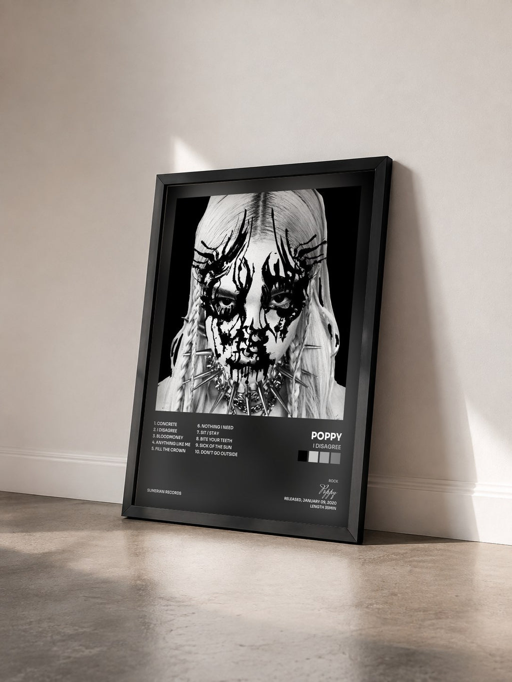 #noir Tableau de l'album I Disagree de Poppy vu de trois quarts, cadre noir